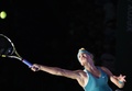女子テニス、WTAツアー選手権（BNP Paribas WTA Championships - Singapore 2014）4日目。サーブを打つユージェニー・ブシャール（Eugenie Bouchard、2014年10月23日撮影）。(c)AFP/ROSLAN RAHMAN