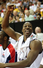 ベンチで右手を突き上げる米国のドワイト・ハワード（%%Dwight Howard%%）。(c)AFP/Getty Images Jamie Squire