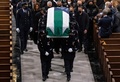 警察官に運ばれるウィルバート・モラ巡査のひつぎ。米ニューヨークで（2022年2月2日撮影）。(c)Craig Ruttle / POOL / AFP