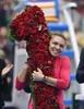 テニス中国オープン、女子シングルス準決勝。「1」の形をした花束を抱きかかえるシモナ・ハレプ（2017年10月7日撮影）。(c)AFP/GREG BAKER