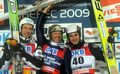 ノルディックスキー世界選手権2009、ノルディック複合、個人10キロメートル・マススタートの表彰式に臨む（左から）2位に入ったティノ・エーデルマン、優勝したトッド・ロドウィック、3位に入ったジェイソン・ラミー・シャプイ。（2009年2月20日撮影）(c)AFP/MICHAL CIZEK