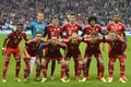 サッカー欧州チャンピオンズリーグ2013-14（UEFA Champions League 2013-14）準決勝第2戦、バイエルン・ミュンヘン（Bayern Munich）対レアル・マドリード（Real Madrid）。試合前の写真撮影に臨むバイエルン・ミュンヘンの選手（2014年4月29日撮影）。(c)AFP/ODD ANDERSEN