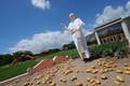 就任以来、初めて制作されたローマ・カトリック教会のフランシスコ（Francis）法王の像が、イタリア南部ナポリ（Naple
）近郊の小村チッチャーノ（Cicciano）のジャガイモ畑で20日、お披露目された。

法王の両親が同国北部ピエモンテ（Piedmont）州の出身で、多くのイタリア人たちと同様、2度の世界大戦の間にアルゼンチンに移住したことに敬意を表して作られたものだという。チッチャーノ出身の俳優、バルバート・デステファノ（Barbato De Stefano）さんが来月バチカン（Vatican）で、法王に献上する予定だ。

写真は、ジャガイモ畑に立つフランシス法王の像（2013年5月20日撮影）。(c)AFP/MARIO LAPORTA