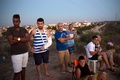 イスラエル南部スデロット（Sderot）で、パレスチナ自治区ガザ地区（Gaza Strip）を見下ろす丘の上に集まり、空爆やロケット弾による双方の攻撃の様子を見るイスラエル人たち（2014年7月9日撮影）。(c)AFP/MENAHEM KAHANA