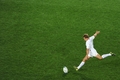 2011年ラグビーW杯ニュージーランド大会（Rugby World Cup 2011）準々決勝、決フランス対インフランド。ボールを蹴るイングランドのジョニー・ウィルキンソン（Jonny Wilkinson、2011年10月8日撮影）。(c)AFP/WILLIAM WEST