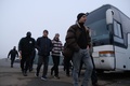 ウクライナ東部マヨルスケの検問所付近で行われた捕虜交換に臨む、親ロシア派の武装勢力のメンバー（2019年12月29日撮影）。(c)AFP/Yevgen Honcharenko