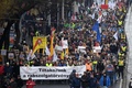 ハンガリーの首都ブダペストで行われた労働法改正法案に反対する大規模なデモに参加した労働組合員やその支援者ら（2018年12月8日撮影）。(c)ATTILA KISBENEDEK / AFP
