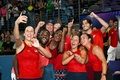 テニス、男女混合国別対抗戦「ユナイテッドカップ」決勝、米国対イタリア。優勝を飾り、喜びながら写真を撮影する米国の選手ら（2023年1月8日撮影）。(c)Saeed KHAN / AFP