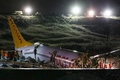 トルコ・イスタンブールのサビハ・ギョクチェン空港で、滑走路から外れたペガサス航空のボーイング737型旅客機（2020年2月5日撮影）。(c)STR / AFP