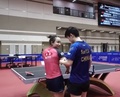 孫穎莎選手と筋肉を比べ合う伊藤美誠選手（左、2021年7月30日提供）。(c)CGTN Japanese