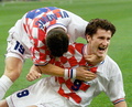 サッカーW杯フランス大会準決勝、フランス対クロアチア。先制点を挙げ、チームメートに祝福されるクロアチアのダヴォル・シュケル（1998年7月8日撮影）。(c)AFP PHOTO / OMAR TORRES