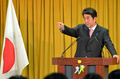 都内・自民党本部で会見する同党の安倍晋三（Shinzo Abe）総裁（2012年12月17日撮影）。(c)AFP/Yoshikazu TSUNO