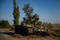 ウクライナ南部に放置されたロシア軍の戦車T62（2022年10月7日撮影）。(c)Dimitar DILKOFF / AFP