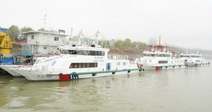 中国初の電動化改造公務船 長江本流で運用開始