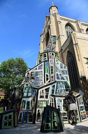 どこから入る？ベルギーで現代アートと建築の祭典