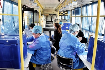 【写真特集】スポーツ施設や駅にバス、ワクチン接種を促す工夫