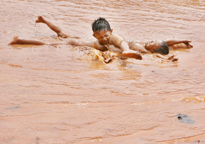 インドネシア、子どもたちの間に広がる栄養不良