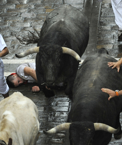 佳境に入ったスペインの牛追い祭り、負傷者も続出