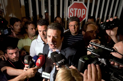 ギリシャ公安省に小包爆弾、同相護衛官が死亡