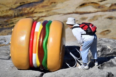 巨大バーガー!? 豪シドニーで「海辺の彫刻展」