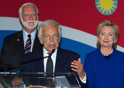 ヒラリー・クリントン、米ファッション界への貢献を称えラルフ・ローレンを表彰