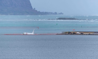 海軍機が滑走路越え着水 米ハワイ