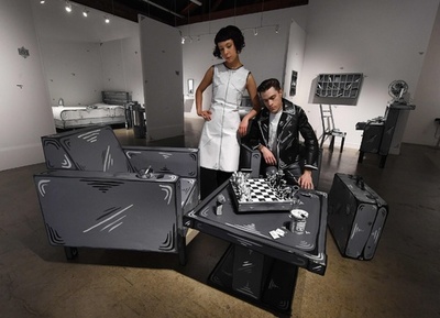 これ全部段ボール⁉ 「安ホテル」テーマのインスタレーション