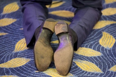 ヘンリー英王子、ひざまずいて病気の子どもたちと交流