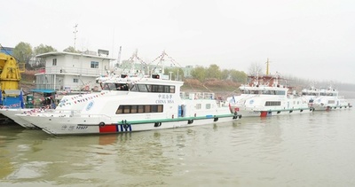中国初の電動化改造公務船 長江本流で運用開始