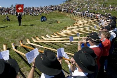 スイス・アルプホルンのコンテスト、120人の合同演奏で閉幕