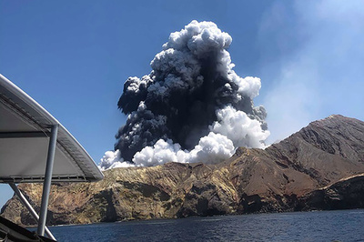 NZ火山、今後24時間で再噴火の恐れ50～60％ 13日朝に遺体収容へ 