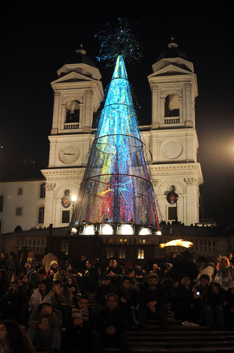 ローマのスペイン広場照らすモダン・クリスマスツリー