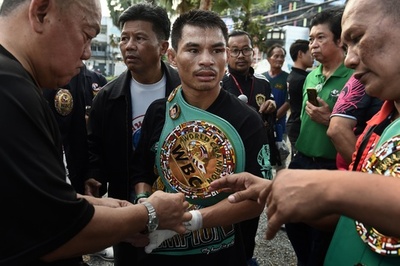 タイの「小さな巨人」、KOでメイウェザー氏の50戦全勝に並ぶ