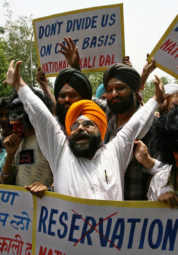 貧困層のための優先入学枠拡大案、抗議デモ続く - インド