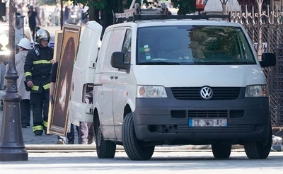 ノートルダム火災、現場から絵画回収 鉛汚染の恐れも