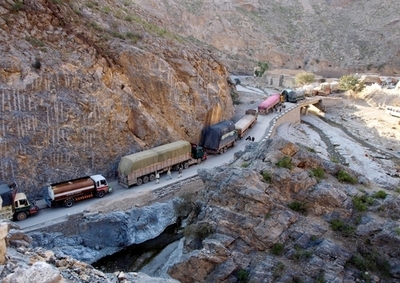 米軍、商業輸送網の活用を検討 アフガン物資輸送で