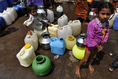 インド、携帯電話使える人より清潔なトイレのほうが少ない 国連報告