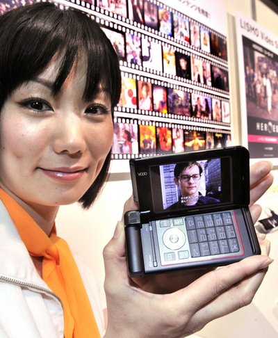 KDDI、新サービス対応機種などau携帯夏モデル発売へ