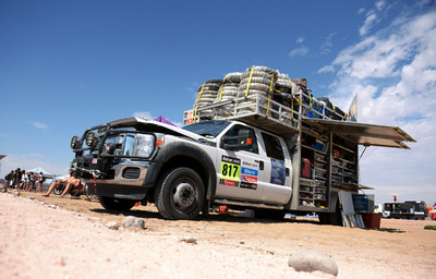 サポート車とタクシーが正面衝突し2人死亡、ダカールラリー