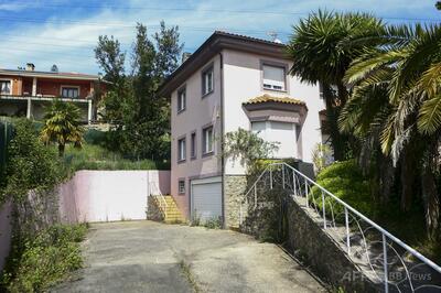 実子を3年以上監禁、夫婦を逮捕 スペイン