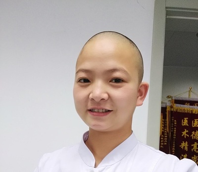 自身も患者も新型肺炎から守る！ 丸刈りの女性看護師 中国・武漢