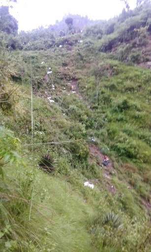 バスが500メートル転落、60人以上死傷 ネパール