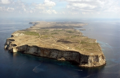 リビア避難民船が座礁、500人全員「奇跡」の救助 イタリア