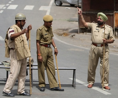 女性を半裸にしてロバに乗せ引き回す、おい殺害の疑いで インド