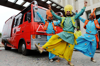 地元の歌と踊りで住宅建設技術指導事業の開始を応援 インド