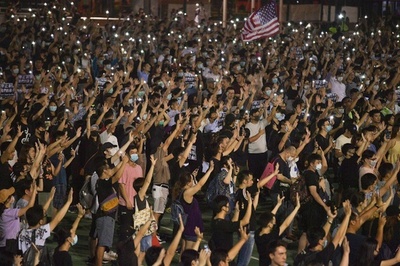 高校生撃たれた香港、ゲリラデモ相次ぐ 警察は夜間外出禁止令を要請