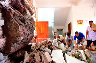 地すべりで巨大な岩が家屋を直撃 江西・会昌の大雨