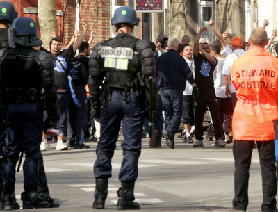 ＜サッカー リーグ1＞マルセイユのサポーターが警官隊と衝突 - フランス