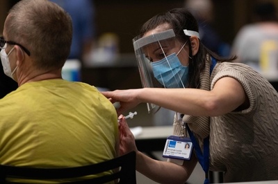 米、ワクチン接種者1億人突破 世界初