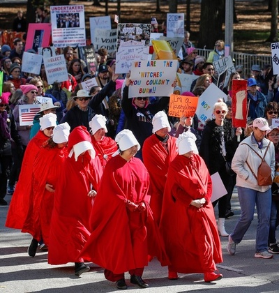 NYビル屋上から赤い服の「侍女」が身投げしそう？ 米ツイッターで拡散